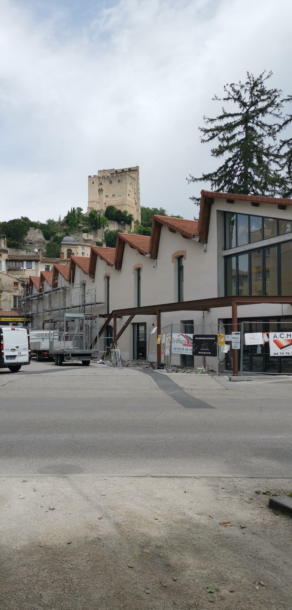 La tour de Crest avec, au premier plan, le bâtiment "le shed" et le Central Vapeur.