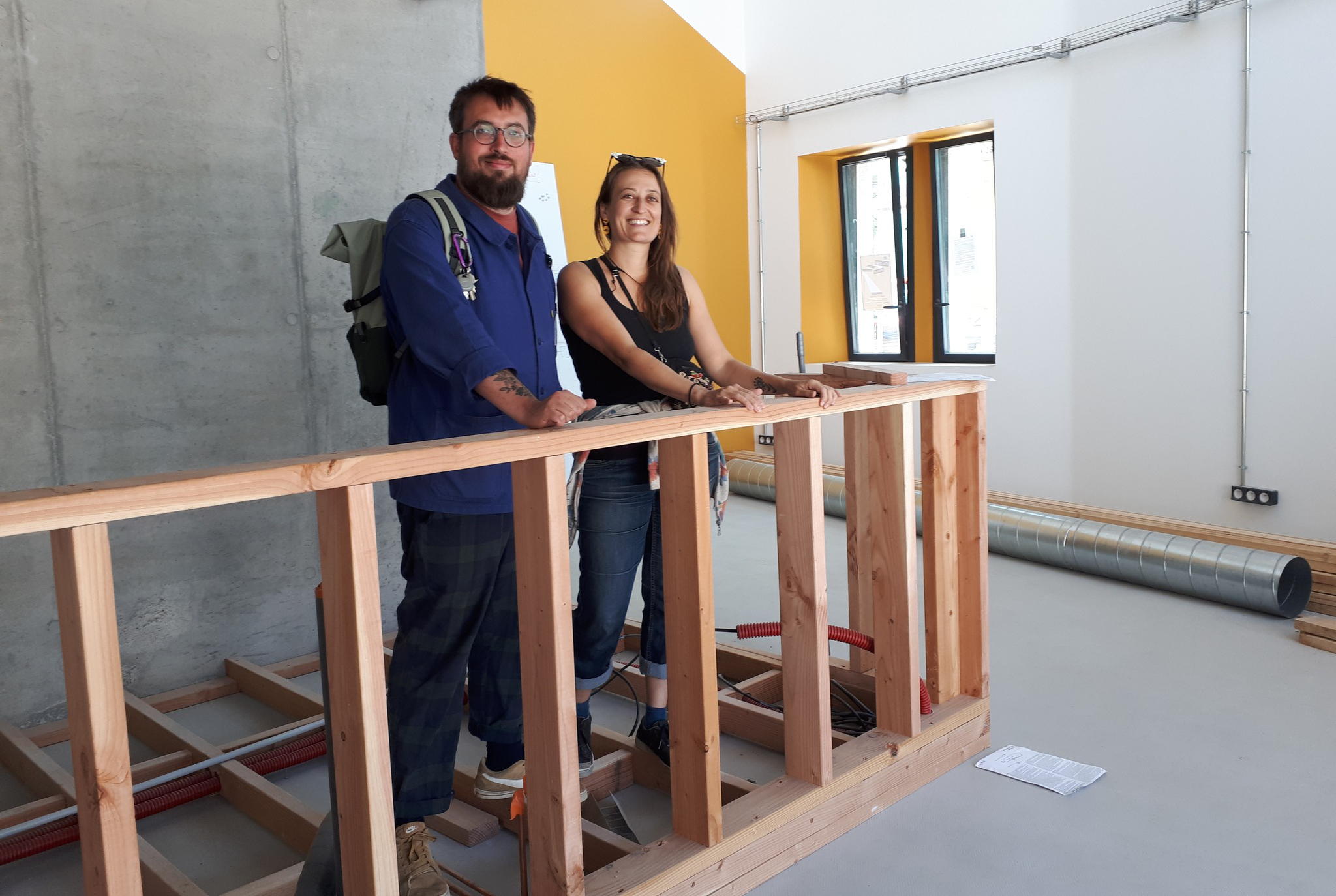 Félix Liorit et Héloïse Mor, derrière le comptoir en cours de construction.